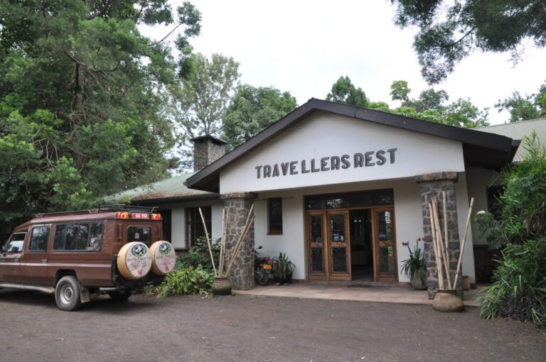 A-travellers-rest-hotel-entree-m