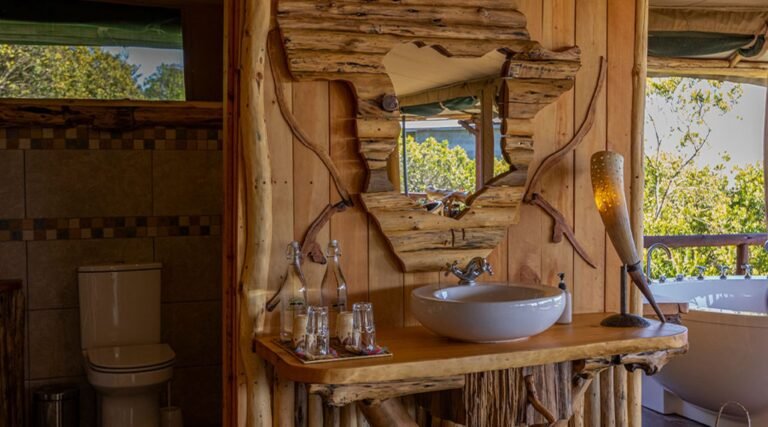 IM_KE_ABE_Rhino-Watch-Safari-Lodge-Senator-tent_sink-and-mirror