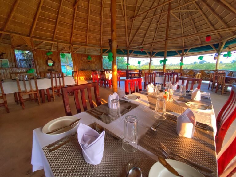 IM_UG_MUR_Bamboo-Village-Lodge_Dinner-Time